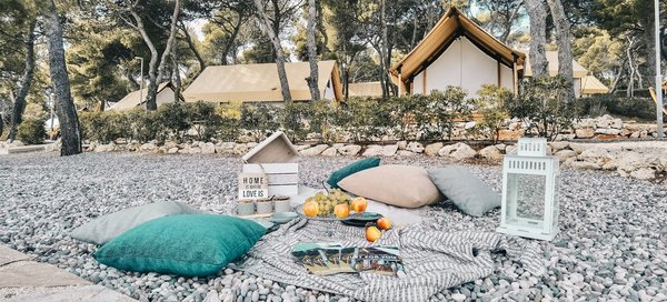 Pourquoi l'hôtellerie de luxe ne peut pas proposer les mêmes services que les campings 5 étoiles de Bretagne ?