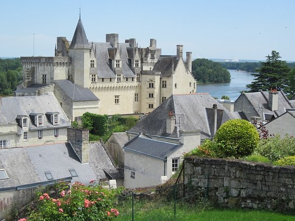 Quelles sont les villes touristiques à visiter près d'un hôtel en Maine et Loire ?