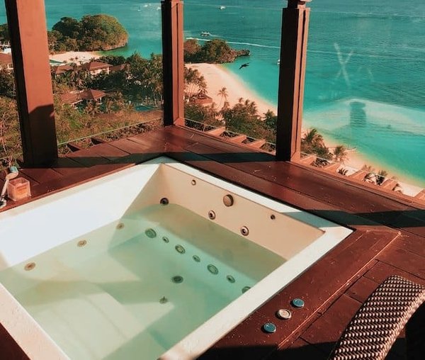 Escapade Romantique dans le Var : Top des Chambres avec Jacuzzi Privatif – Guide 83
