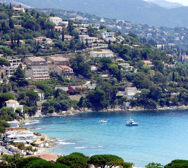 Détente dans votre camping avec piscine au Lavandou