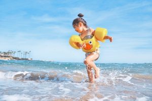 enfant qui joue à la plage