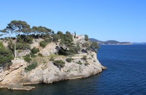 Les campings les mieux notés à Toulon, offrant des services de qualité et une proximité avec la mer