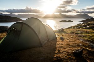 Un terrain de camping niché dans une vallée verdoyante.
