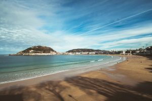 Trouvez le meilleur endroit où camper au Pays basque, entre plages de la côte atlantique et montagnes des Pyrénées.